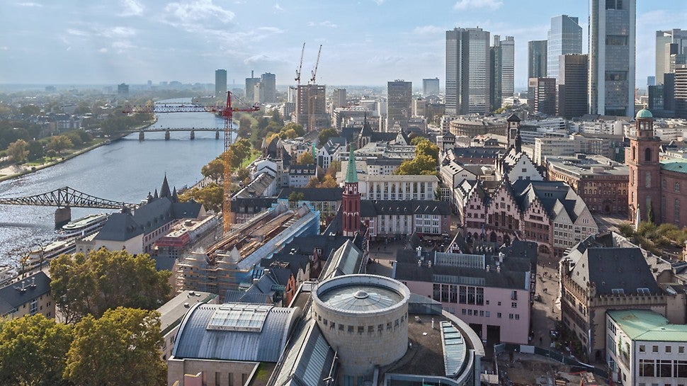 Beengte Platzverhältnisse und nur ein Kran für beide Gebäude: Die zentrale Lage direkt am Frankfurter Römer stellte hohe Ansprüche an das Züblin-Baustellenteam.