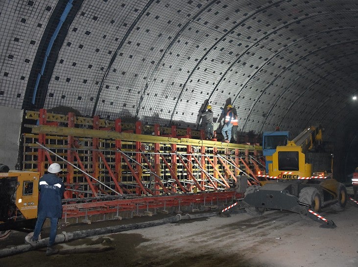 PERI решението за пешеходен модул е постигнато с тергери от долната страна за по-голямо светло разстояние между кофража и стената на тунела