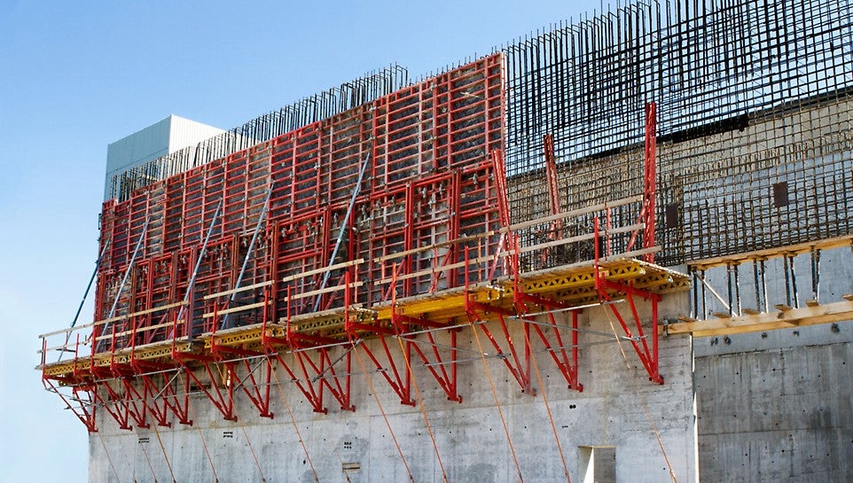 Для заливки второй захватки опалубка высотой 6,6 м устанавливалась на консоли CB240. 