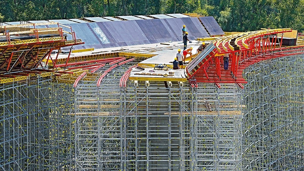 A seção transversal em constante mudança da superestrutura exigia muito do equipamento do sistema VARIOKIT.