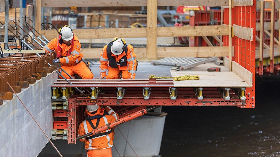 PERI biedt een passende oplossing voor het ondersteunen van de betonnen dekrand, ondanks de geringe hoogte van de prefab liggers en de locatie boven het water.