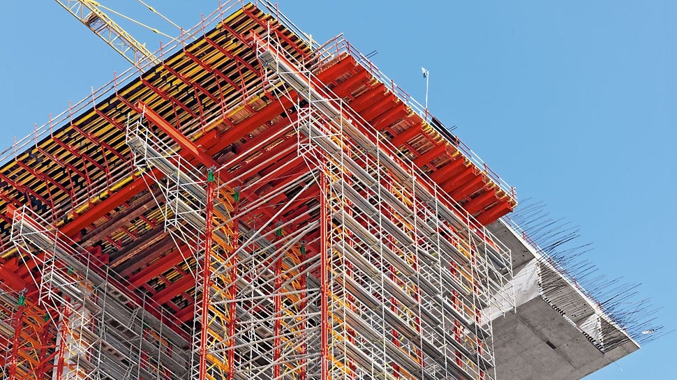 Motorway bridge over the Rio Sordo, Vila Real, Portugal: Both the superstructure formwork as well as the falsework are based on the VARIOKIT engineering construction kit.