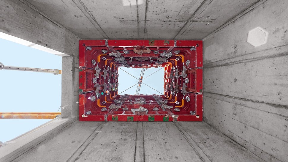 Zum einfachen Umsetzen der 1,65 m x 2,50 m großen Schachtinnenschalung arbeitet das Baustellenteam mit der neuen MXSE Schachtecke.