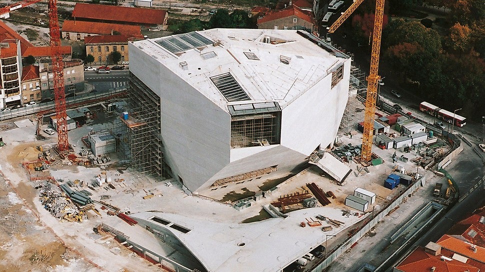 Built to coincide with “Porto 2001 – European Culture Capital”, the concert hall is pictured here after structural work had been completed.