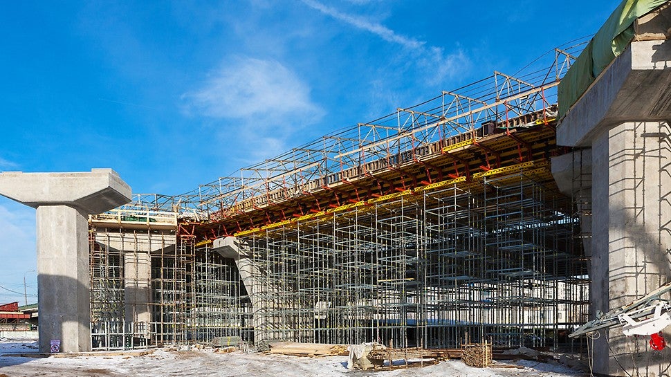 Основной комплект несущих лесов дополнен набором стоек и диагоналей в случае изменения проектной высоты. Таким образом можно «по месту» набрать необходимую высоту стойки.