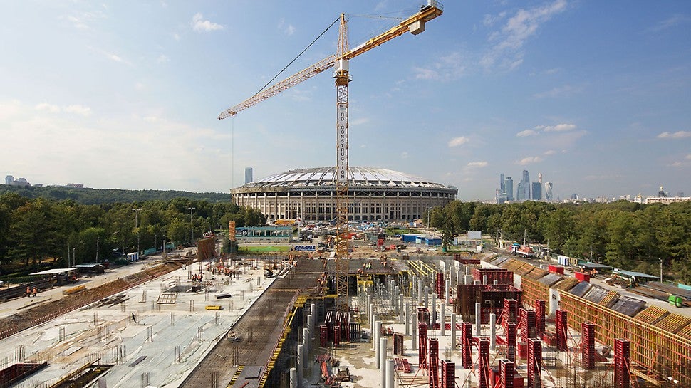 Внутренние стены, колонны квадратного сечения и лестничные шахты здания бассейна бетонировались одним универсальным комплектом опалубки TRIO MR. Использование минимального количества типоразмеров щитов и универсального замка BFD обеспечило высокую производительность работ на объекте. 