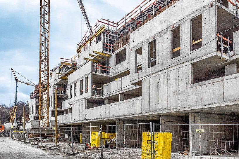 Železobetónové steny bytového domu na Floriánskej v Košiciach vyrástli pomocou stenového debnenia TRIO, doplneného o konzolový systém MXK, ktorý umožňuje flexibilné riešenie podláh.