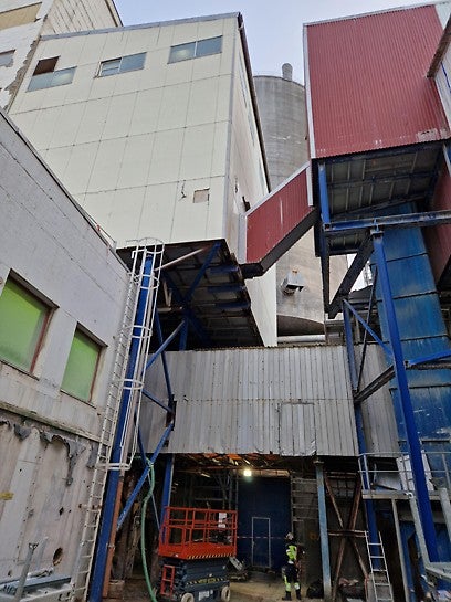 rehabilitere en eksisterende stålkonstruksjon som holder posefilterhus oppe, hele 10 meter over bakken. Den gamle konstruksjonen hadde sviktet, og løsningen krevde både kreativitet og presisjon.