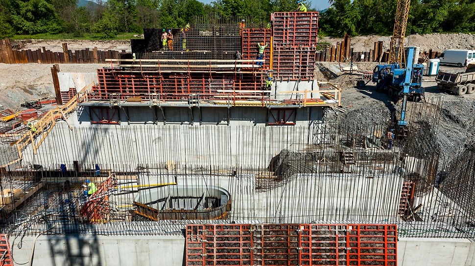 Z dôvodu, že sa dilatačný blok nachádza pod úrovňou terénu do hĺbky 5,00m, boli pre debnenie stien navrhnuté oporné rámy SB v kombinácii s debnením TRIO. Pre debnenie podlahy bol navrhnutý rošt závor SRU podopretých podpernými vežami Rosett. Založenie podpernej konštrukcie predstavovalo náročnú výzvu, keďže spodná doska, na ktorú bola podperná konštrucia položená, bola spodnou doskou vstupu a bola vo výraznom spáde a prechodnici do vodorovnej roviny.
