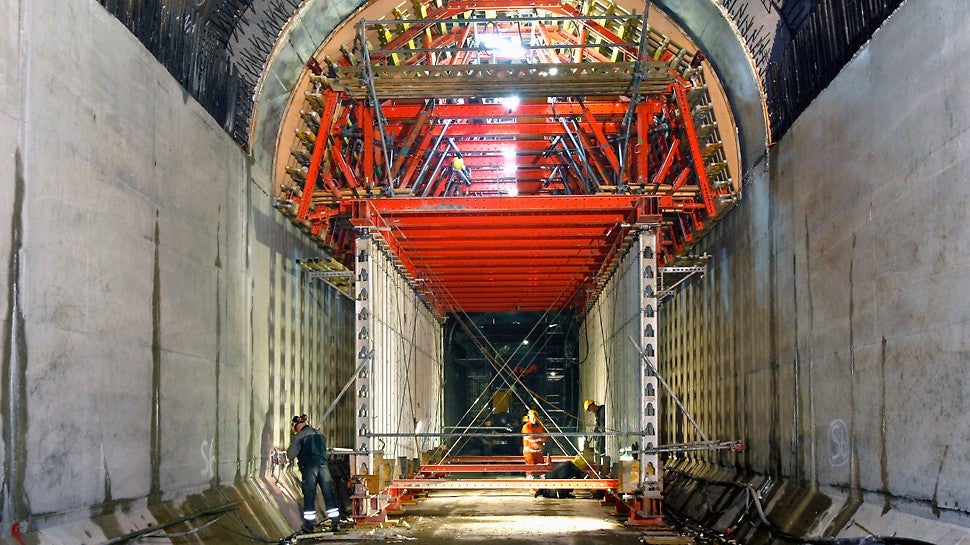 Holvimuottirakenteeseen laitettiin muotin siirron ajaksi aputukia, jotta siirto ei aiheuttaisi muottiin muodonmuutoksia.<br/>