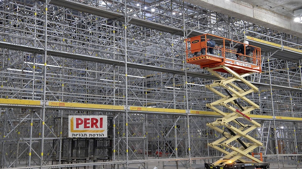 פיגום פרי אפ איזי שהורכב בהיקף אולם התפילה המרכזי בצמוד לגלריות. פיגום ברוחב 70 ס&quot;מ ובגובה 15.30 מ&#039;.