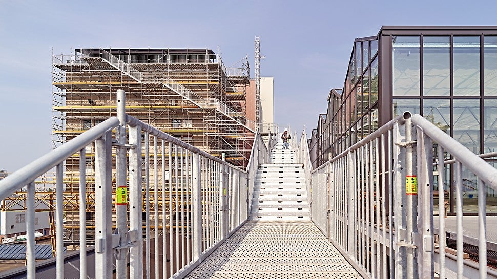 De tour voor bezoekers start op de 10e verdieping van de toren. Via de trap- en steigerconstructie van PERI worden ze rondgeleid op het terrein.