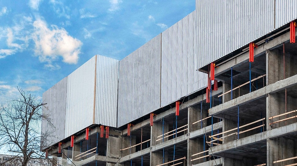 Жилой комплекс строится в условиях плотной застройки, поэтому стоял вопрос защиты рабочего горизонта на высоту 5 м. При этом периметр ограждения неровный, поэтому две центральные панели шириной 10 метров находились в углублении здания.