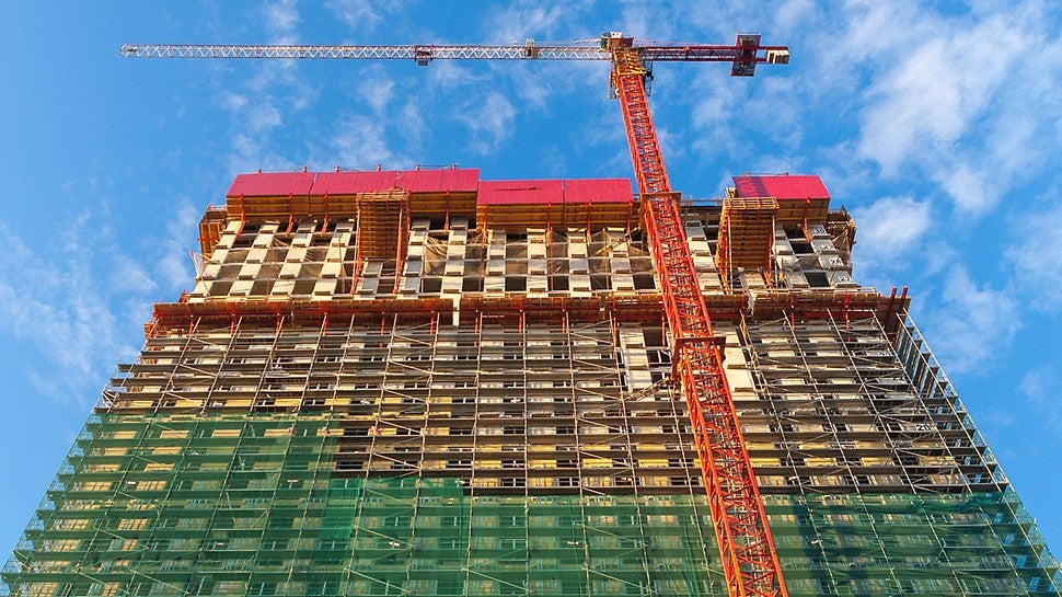 Выносные площадки для материала поднимаются с помощью гидравлики вверх. Площадки габаритами 4 м на 5 м выдерживают вес 2 тонны.