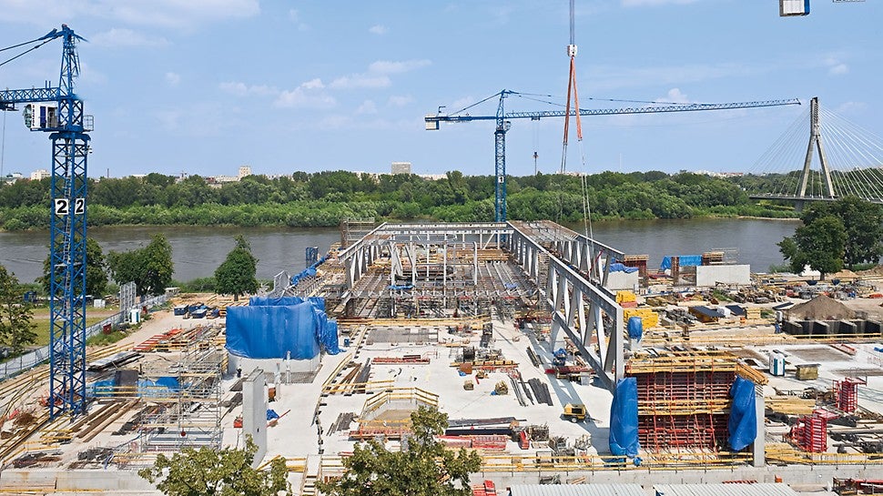 Ten ultranowoczesny budynek jest wkomponowany w nabrzeże Wisły i wzniesiony nad istniejącym tunelem wzdłuż Wisłostrady.