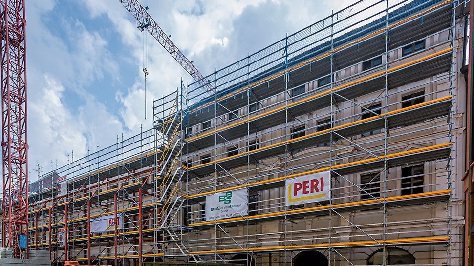 Für die Umwidmung des ehemaligen Amberger Kaufhaus-Geländes in ein modernes Wohn- und Geschäftsviertel werden die historischen Gebäude aufwendig saniert. Bei der anspruchsvollen Aufgabe verlässt sich die Gerüstbaufirma Seitz auf den flexiblen PERI UP Gerüstbaukasten, ergänzt durch VARIOKIT Systembauteile.
