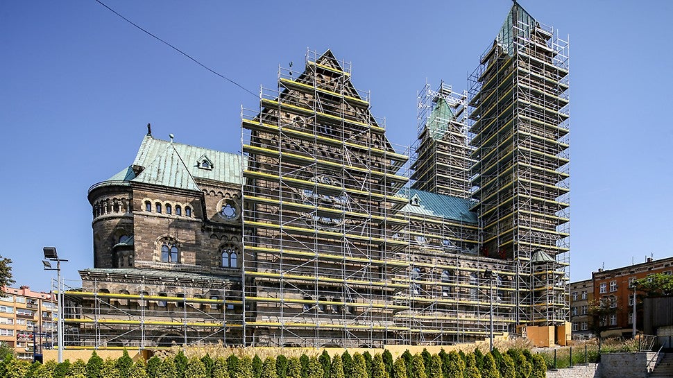 Bezpieczne rusztowania stacjonarne i podwieszone na każdej wysokości zaprojektowano z dużą dokładnością na modelu 3D w technologii BIM przed realizacją