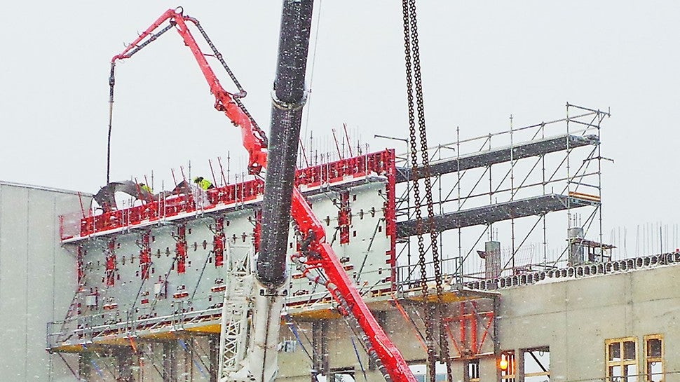 FB 180 -niveltyötasot toimivat seinämuottien tasoina kerros kerrokselta.