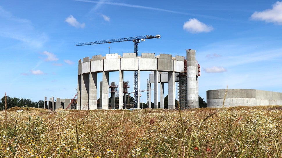 Nya vattentornet i Helsingborg - 40 meter hög med betongring som är 90 m i diameter och vilar på 24 betongpelare 