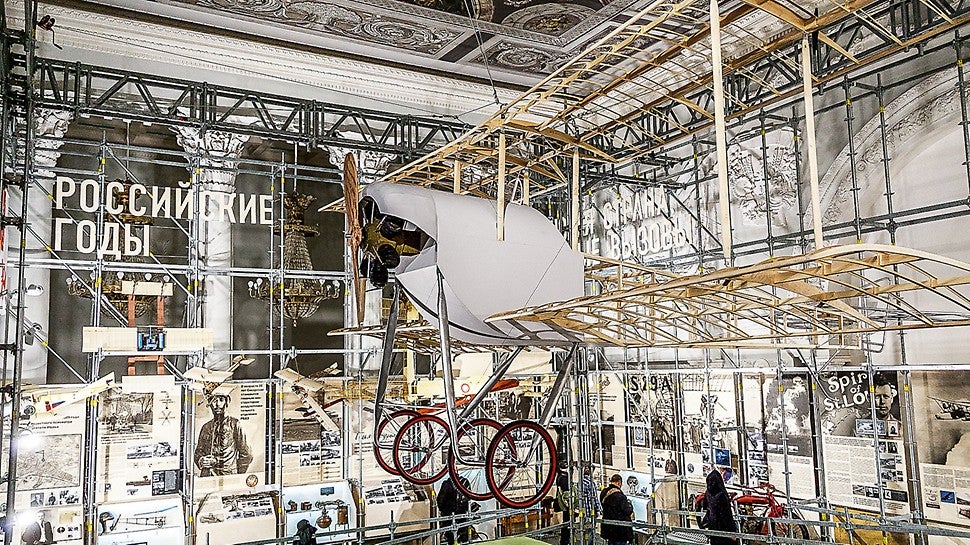 Макет истребителя Сикорского «С-16» был надежно прикреплен к фермам ULS Flex под самым потолком.