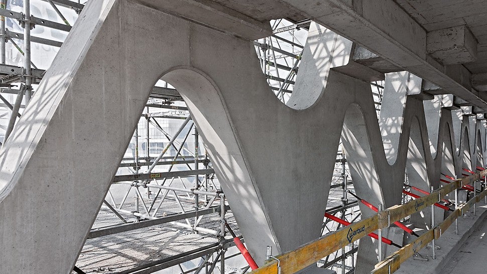 The PERI UP scaffolding extended upwards on the outside keeping pace with the construction progress.