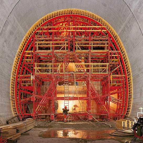 O suporte especial e a construção em movimento são compostos por elementos do sistema de túnel PERI que se adaptaram exatamente a cada seção transversal. A unidade de forma completa pode ser movida em trilhos de seção a seção usando equipamento de tração fornecido pelos empreiteiros. Por razões econômicas, a colocação e a desmontagem foram feitas mecanicamente.