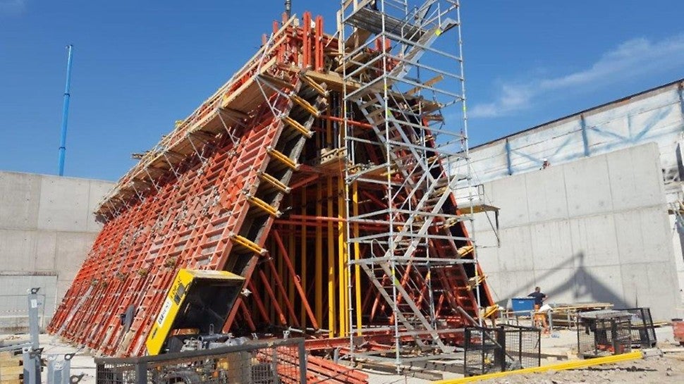Firma PERI zabezpečovala podporu realizačnej firme prostredníctvom PERI Service Teamu počas montáže, betonáže a demontáže tejto zložitej konštrukcie.
