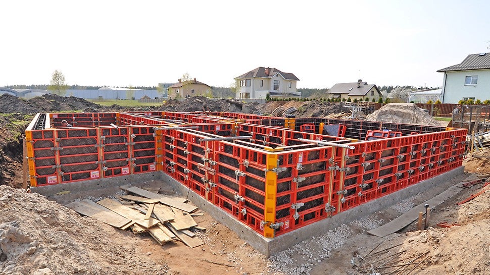 Pamata sienas ar betona h=150 cm, tiek veidņotas ar paneļiem vienā līmenī