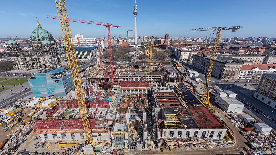 PERI lieferte zum Wiederaufbau des Berliner Stadtschlosses wirtschaftliche Schalungs- und Gerüstlösungen aus einer Hand. Neben kurzen Schal- und Umsetzzeiten sorgte insbesondere die baubegleitende Projektunterstützung durch die PERI Ingenieure dafür, dass der straffe Bauzeitenplan eingehalten werden konnte.