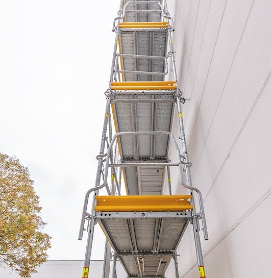 Avec EVOTOP, il est possible de construire des échafaudages de façade encore plus larges, plus longs et plus hauts dans des classes de charge exigeantes.