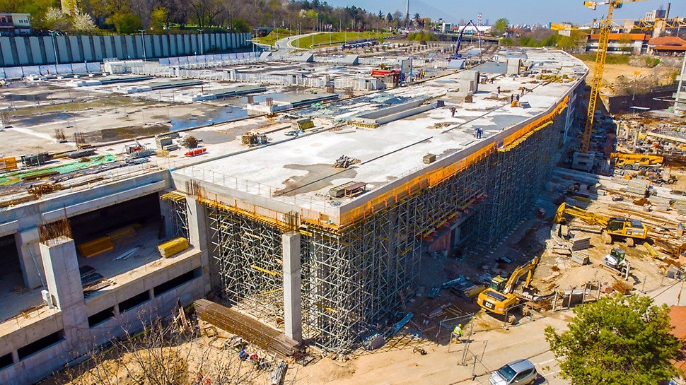 Konstrukcija objekta je izdužena u pravcu koloseka i u osnovi gledano, ima oblik deformisanog pravougaonika približnih dimenzija 82 m x 400 m.