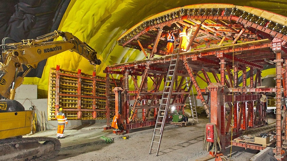 在施工现场最终组装预制的模板钢构件和其他组件。