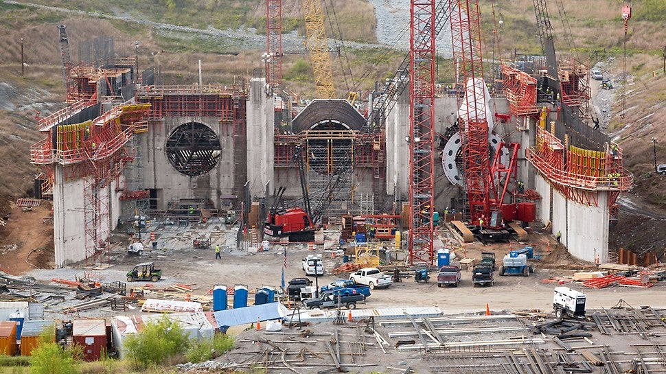 The Smithland hydroelectric power plant is equipped with 3 turbines; due to the extremely tight construction schedule, all three tubes with their constantly changing cross-sections are being realized at the same time.