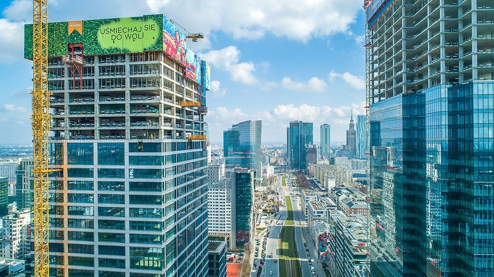 Osłony PERI RCS osłaniają kondygnacje, na których prowadzone są główne prace na budynku. Umożliwiają również wygodne zbrojenie belki obwodowej i sprężanie stropu.