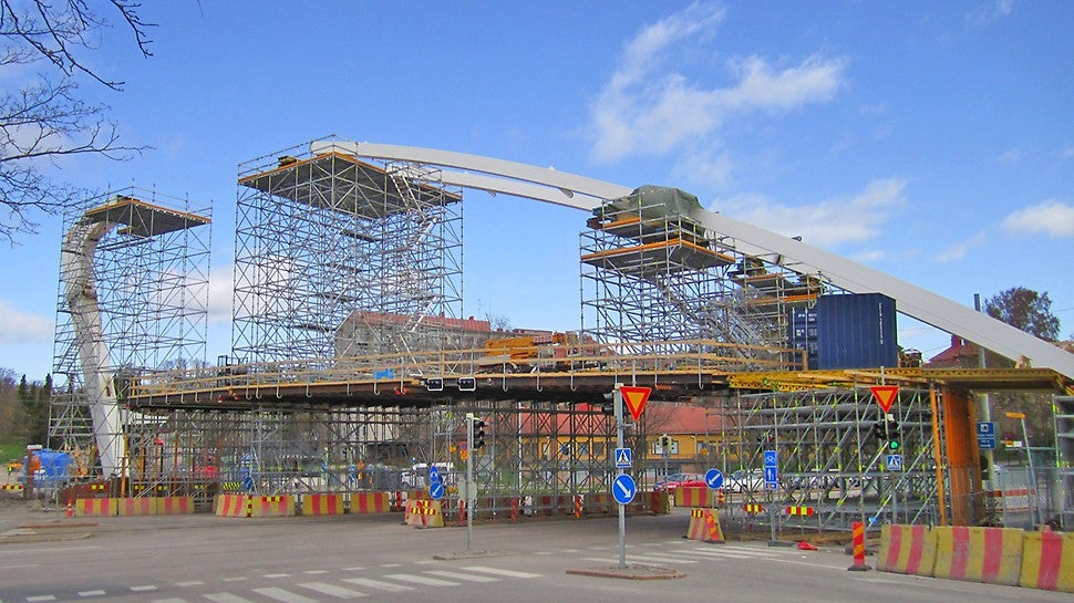 Sillan monimuotoinen rakenne tarjosi mielenkiintoisia haasteita PERI:n suunnittelijoille.