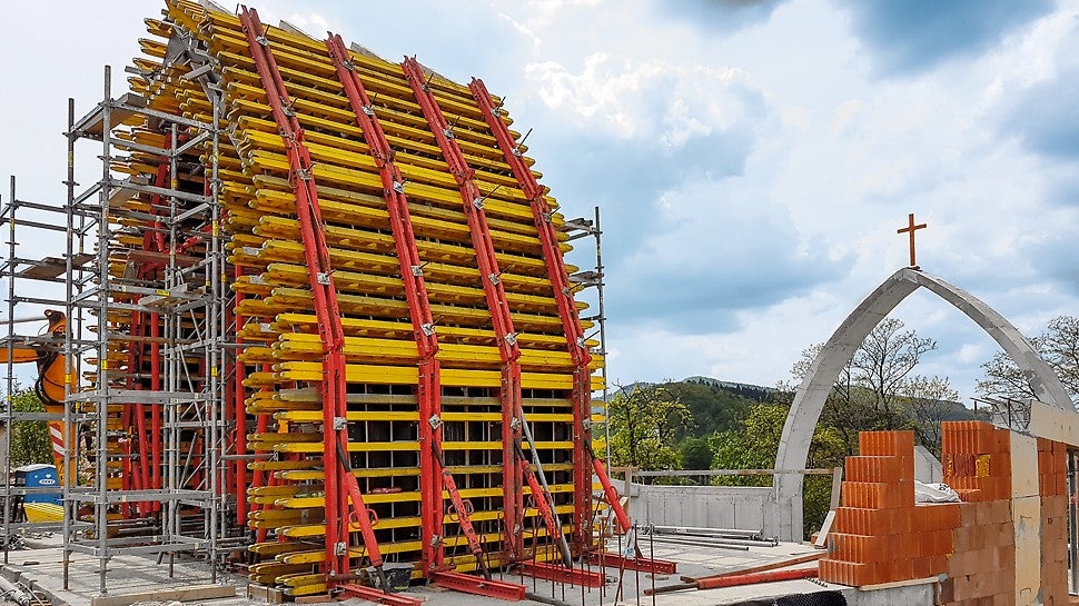 Veľkou výzvou pre inžinierov PERI bola realizácia debnenia klenby s výškou do 6 m, pri ktorom bol nasadený systém nosníkového debnenia VARIO GT 24 a podperná konštrukcia z PERI UP Flex.