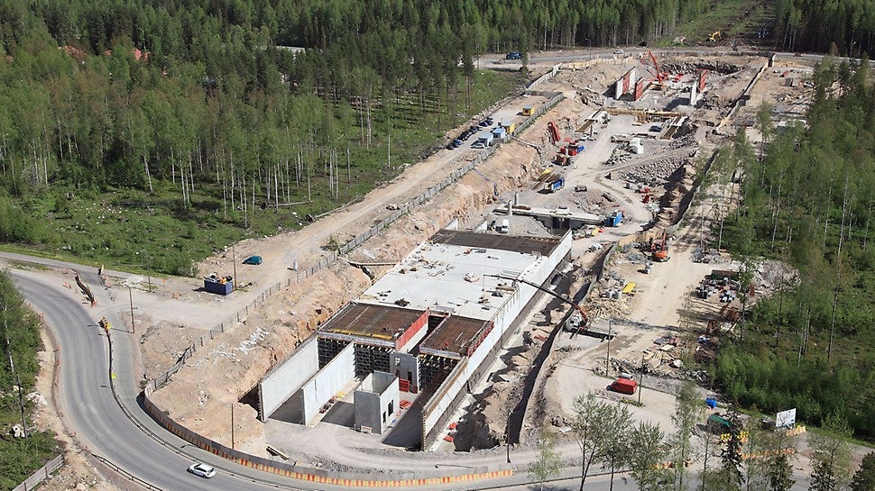 Kivistön asema rakennettiin katetuksi pinta-asemaksi, jossa on kolme ulostuloa.