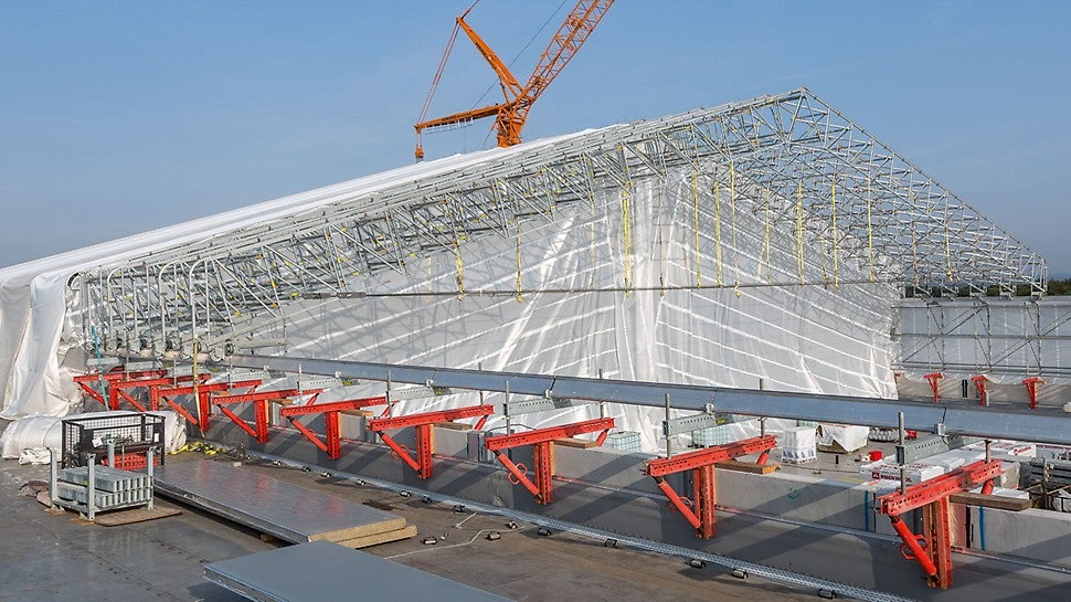 Auf dem Flachdach eines Kühlhauses im Raum Oldenburg sorgte eine PERI Lösung mit fahrbaren LGS Wetterschutzdächern für einen reibungslosen Arbeitsablauf bei gleichzeitiger Aufrechterhaltung der Produktion.