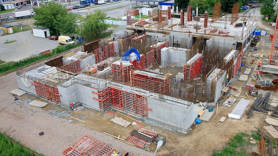 Projekt wymagał uzyskania wysokiej jakości architektonicznej powierzchni ścian i stropów.