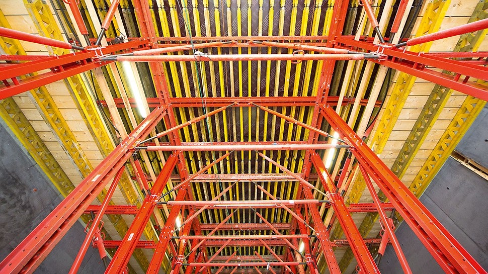 The formwork carriage has been designed so that trucks can pass through at any time without obstacles. Due to the cramped site conditions, an absolutely essential requirement for the execution.