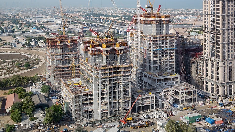 Al Habtoor城市大厦坐落于迪拜市，由三座高层建筑组成，需要同时进行施工。建筑高度达300米。