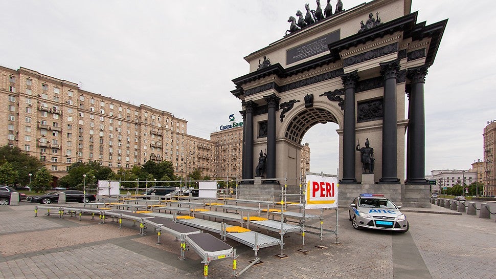 Трибуна полукруглой формы была собрана у Триумфальной арки для проведения праздничной фотосессии по случаю 80-летия со дня основания ГИБДД МВД России