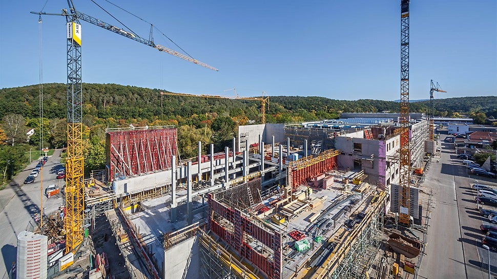 Das neue Produktionsgebäude erstreckt sich auf 170 m Länge und 50 m Breite. Die Rohbaufertigstellung erfolgte in nur 10 Monaten Bauzeit.