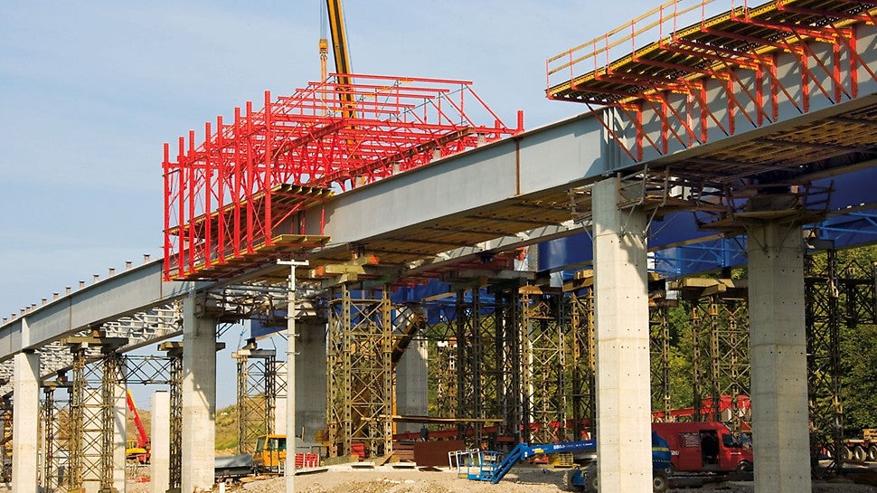 VARIOKIT čelična kolica za montažu sastoje se od tri glavne komponente: jedinica oplate, poprečnih ploča i dviju uzdužnih rešetkastih konstrukcija. 