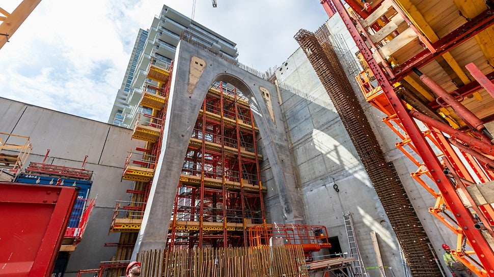 De enorm hoge kolommen in de plint vormen letterlijk en figuurlijk het fundament van dit markante ontwerp en zijn niet alleen constructief, maar ook esthetisch bepalend.