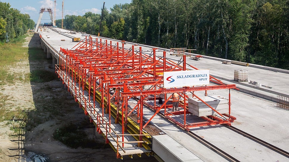 A VARIOKIT cantilevered parapet carriage serves for constructing the external cantilevered parapets. The horizontal loads are transferred via friction, anchoring is not required.