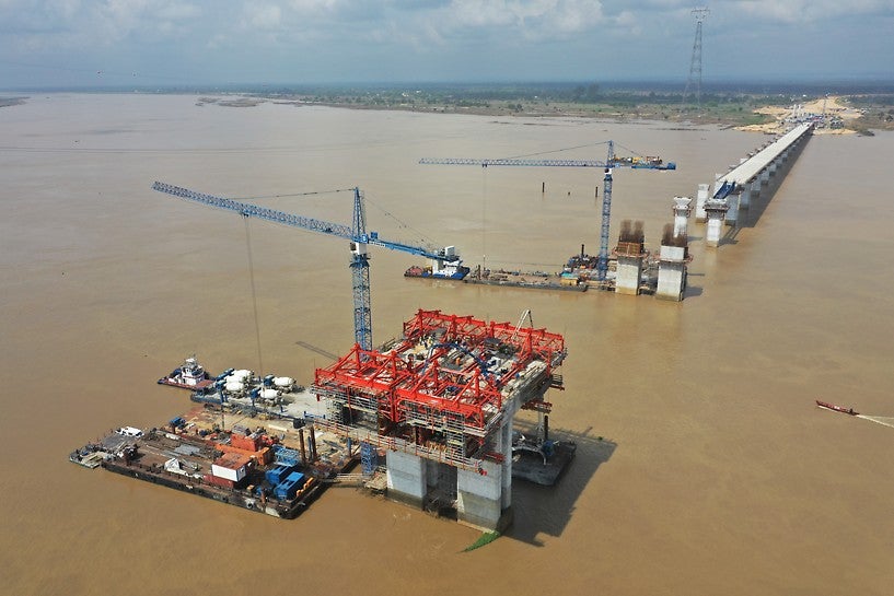 A federal government project with a bridge 1.6km(0.9mi) long