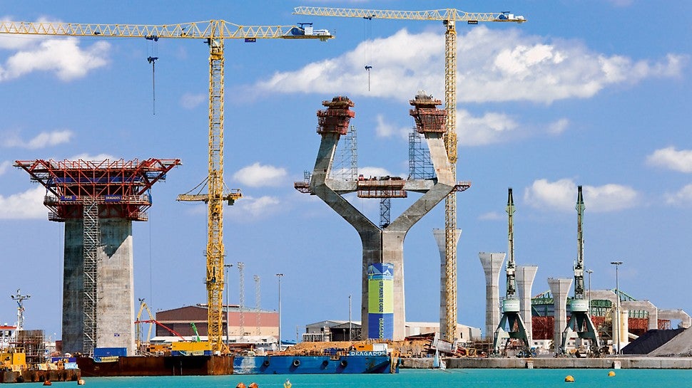 Quase metade da construção de 3,2 km de comprimento atravessa a Baía de Cádis, com 540 m de extensão e 69 m de espaço livre entre os dois pilares.