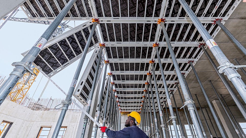 Durch die Montage von der unteren Ebene aus ist ein hoher Sicherheitsstandard gegeben, da die SKYMAX Deckenpaneele aus sicherer Position von der unteren Aufstellfläche in den Kopf eingehängt und hochgeschwenkt werden.