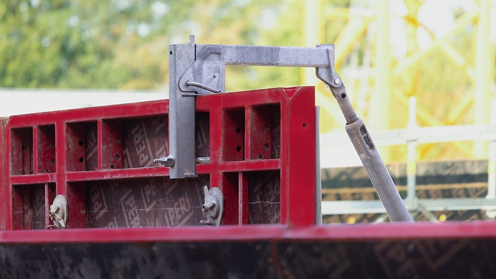 Die MAXIMO Außenschalung wurde außen vorgestellt und über den neuen, schalhautseitigen Richtstützenanschluss sicher nach innen auf die Bodenplatte abgestützt.